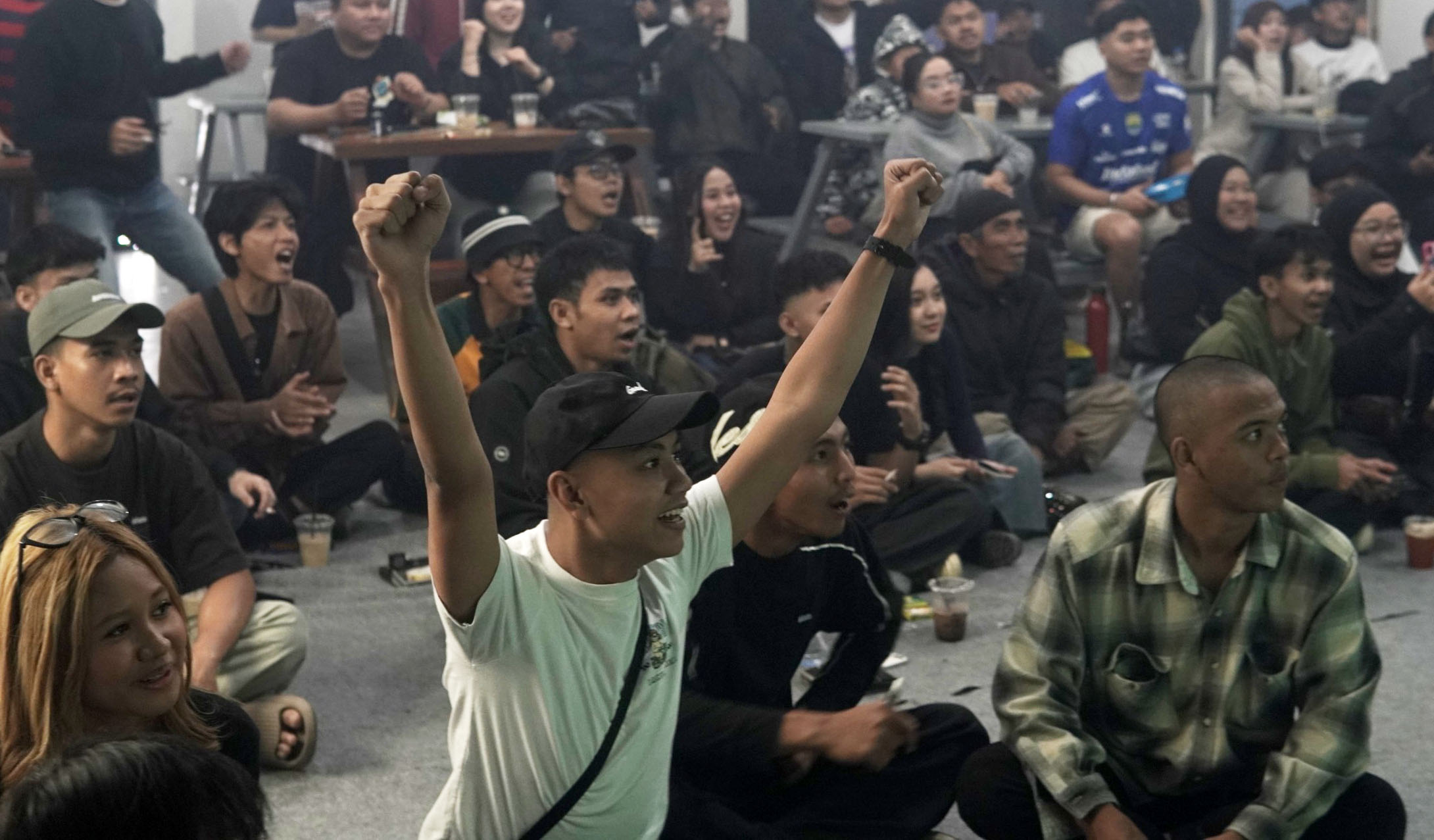 Kehebohan Bobotoh di Balad Nobar Biru Hallway Space