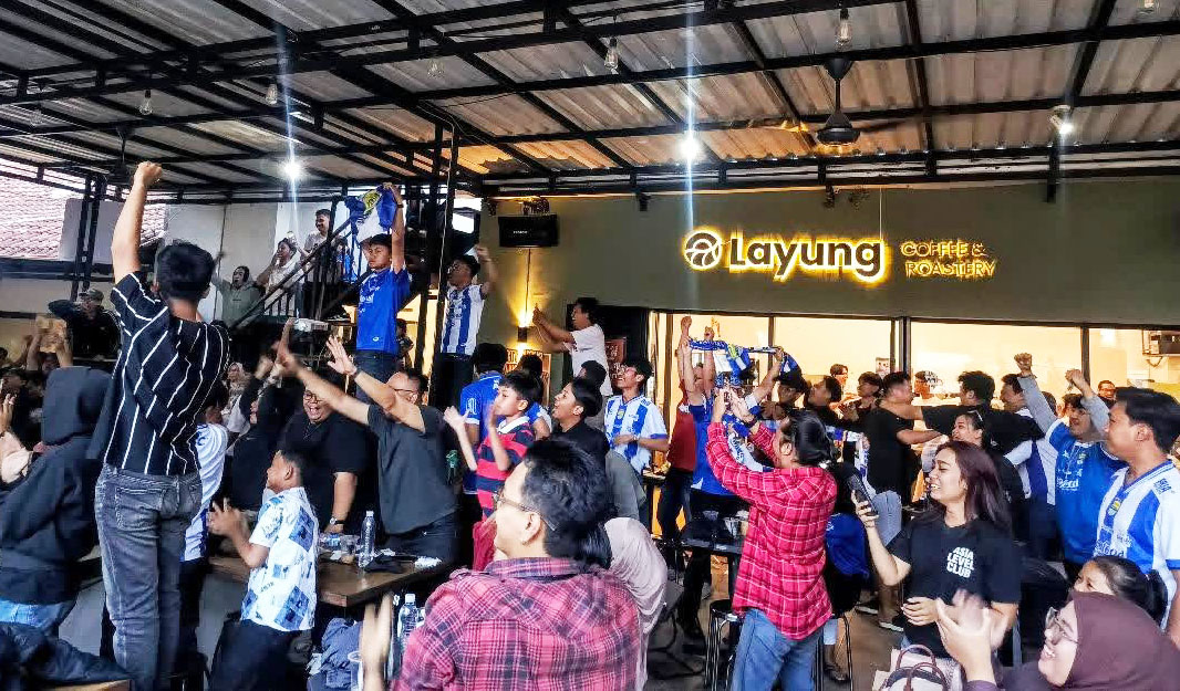 Gairah Bobotoh Tetap Menyala di Balad Nobar Biru Layung Coffee and Roastery